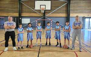 Les U13M avec Maamar leur coach du jour et Dimitri (arbitre)